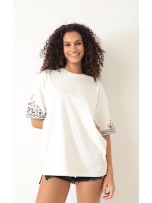 Amida Beyaz Kolları Etnik Nakışlı Oversize Kısa Kollu Kadın T-Shirt- 2406