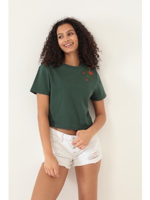 Amida Yeşil Omuzu Çınar Yaprağı Nakışlı Basic Crop T-Shirt- 2411