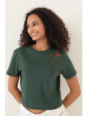 Amida Yeşil Omuzu Çınar Yaprağı Nakışlı Basic Crop T-Shirt- 2411