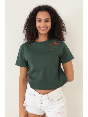 Amida Yeşil Omuzu Çınar Yaprağı Nakışlı Basic Crop T-Shirt- 2411