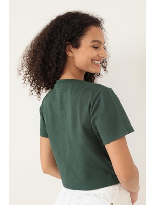 Amida Yeşil Omuzu Çınar Yaprağı Nakışlı Basic Crop T-Shirt- 2411