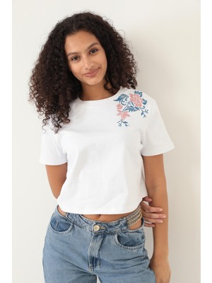 Amida Beyaz Omuzu Gül Nakışlı Basic Crop T-Shirt- 2412