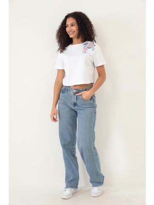 Amida Beyaz Omuzu Gül Nakışlı Basic Crop T-Shirt- 2412