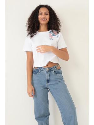 Amida Beyaz Omuzu Gül Nakışlı Basic Crop T-Shirt- 2412