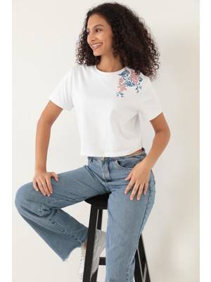 Amida Beyaz Omuzu Gül Nakışlı Basic Crop T-Shirt- 2412