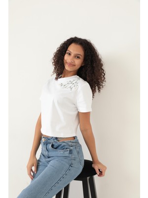 Amida Beyaz Omuzu Papatya Nakışlı Basic Crop T-Shirt- 2413