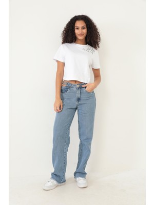 Amida Beyaz Omuzu Papatya Nakışlı Basic Crop T-Shirt- 2413