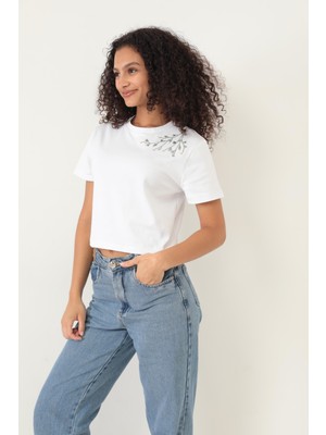 Amida Beyaz Omuzu Papatya Nakışlı Basic Crop T-Shirt- 2413