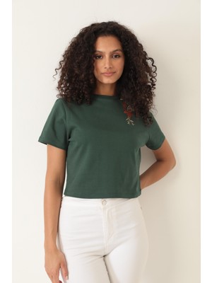 Amida Yeşil Omuzu Gül Nakışlı Basic Crop T-Shirt- 2412