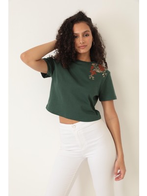 Amida Yeşil Omuzu Gül Nakışlı Basic Crop T-Shirt- 2412