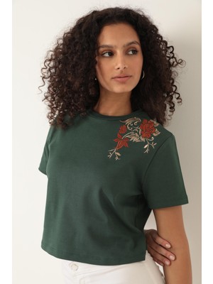 Amida Yeşil Omuzu Gül Nakışlı Basic Crop T-Shirt- 2412