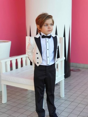 Aslı Türkoğlu Erkek Çocuk Beyaz Frak Smokin Regular Fit Modeli ile Şık ve Rahat
