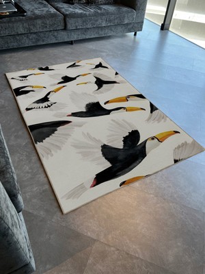 Rugs Modern Bej Temalı Uçan Siyah Tukan Kuşu Sürüsü Desenli Kreatif Modern Dekoratif Halı 2285