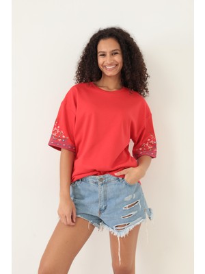Amida Kırmızı Kolları Etnik Nakışlı Oversize Kısa Kollu Kadın T-Shirt- 2406