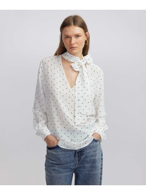 İpekyol Puantiye Desen Kadın Bluz Şık Yaka Tipi ve Rahat Kalıp ile Beyaz Kumaş Malzemesi