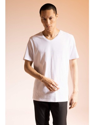 DeFacto %100 Pamuk Slim Fit Dar Kesim V Yaka Basic Düz Kısa Kollu Beyaz Tişört M7668AZ23SP