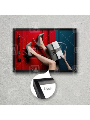 Sml Tablo Kırmızı Kapı Önünde Ayakkabı Ve Çanta Modeli Dekor Çerçeveli Yatay Kanvas Tablo