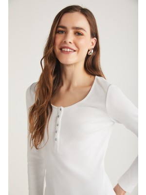 Zazana Kadın Fitilli Görünümlü Vücudu Tamamen Saran Derin Yuvarlak Yaka Düğmeli Beyaz Bluz