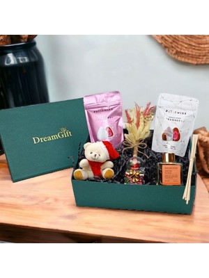 Dreamgift Strawberry Feast Hediye Seti - Sütlü ve Beyaz Çikolatalı Çilekli Drajeler, English Home Oda Kokusu ve Noel Baba Figürlü Kar Küresi ile Tatlı Bir Şölen