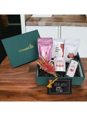 Dreamgift World’s Best Girlfriend Hediye Seti - Patiswiss Çilekli Draje, Just Roastery Colombia Çekirdek Kahve, Kuru Çiçek Demeti, Rebul Bouquet Kolonya ve Özel Baskılı Kupa ile Unutulmaz Anılar!