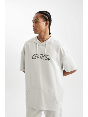 DeFactoFit NBA Boston Celtics Erkek Beyaz Oversize Fit Geniş Kesim Kapüşönlu Sırt Baskılı Kısa Kollu Tişört C8921AX24AU