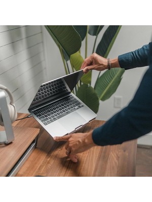 Ergonomik Masaüstü Dizüstü Bilgisayar Standı, Uzay Grisi Alüminyum ve Akçaağaç Ahşap, 25 Derece Eğilim Açısı