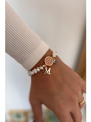 Mediterian M Harfli Sallantılı İnci Detaylı Çiçek Bileklik, Altın Renk