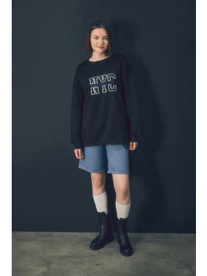 Yazı Nakışlı Bisiklet Yaka Sweatshirt