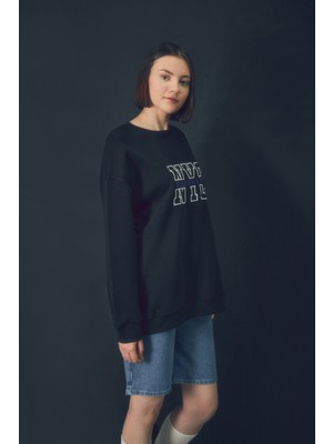 Yazı Nakışlı Bisiklet Yaka Sweatshirt