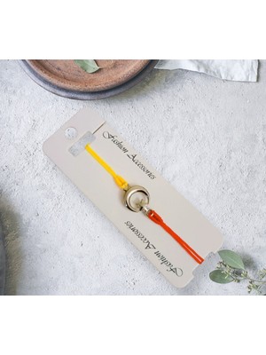 Mediterian El yapımı renkli makrome örgü bileklik, şık ve doğal tasarım.