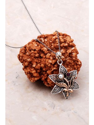 Mediterian İşlemeli inci taşlı gümüş kolye, şık ve zarif takı seçeneği, doğal taş, beyaz renk