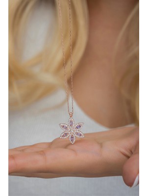 Mediterian Mor taşlı 6 yapraklı gümüş çiçek kolye, zarif ve şık takı seçeneği