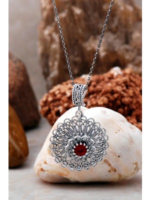 Mediterian El İşlemeli Taşlı Gümüş Kolye, Zarif ve Şık, 925 Ayar, Doğal Taş, Bordo Renk