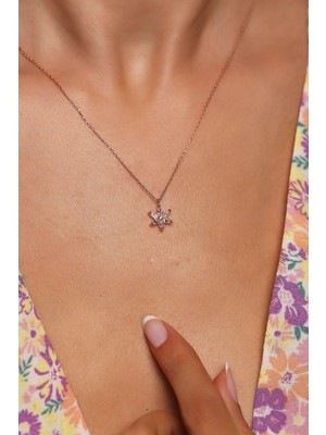 Mediterian 925 Ayar Rose Kaplamalı Beyaz Taşlı Çiçek Gümüş Kolye, Pembe Detaylı, Zarif Tasarım