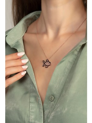 Mediterian 925 Ayar Gümüş Siyah ve Beyaz Taşlı Zarif Balık Kolye, Pembe Detaylı, Şık Takı