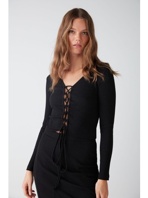 Ethiquet Agneska Kadın Triko Görünümlü Esnek Kumaşlı Çapraz Bağlamalı V Yaka Uzun Kol Crop Siyah Bluz
