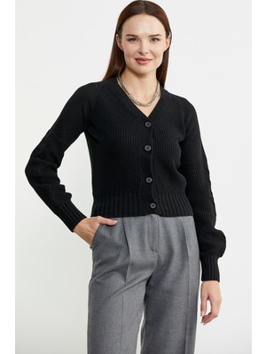 Kısa Düğmeli Yünlü Triko Hırka - Siyah