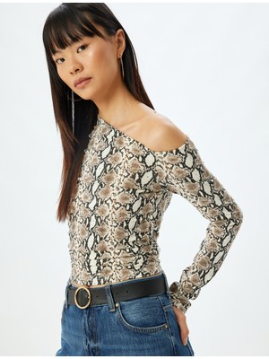 Koton Omzu Açık Tişört Asimetrik Yaka Uzun Kollu Yılan Derisi Desenli Drapeli