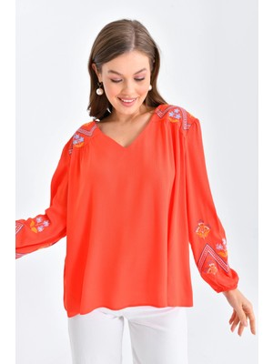 Kadın Uzun Kol V Yaka Nakış Detaylı Salaş Bluz