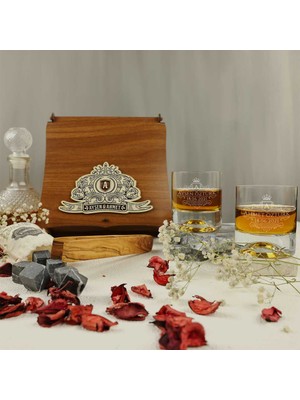 Hediyelerin Efendisi Ahşap Kutulu Retro Tasarımlı Isim & Tarih Yazılı Maşa & Taşlı 2'Li Viski Kadehi Seti
