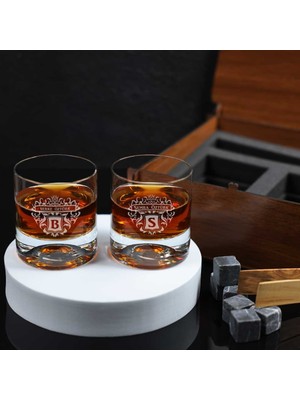 Hediyelerin Efendisi Ahşap Kutulu Arma Tasarımlı Isme Özel Maşa & Taşlı 2'Li Viski Kadehi Seti