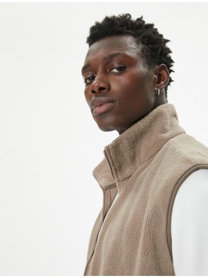 Koton Peluş Yelek Fermuarlı Kanguru Cep Detaylı Dik Yaka