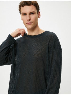 Koton Basic Kazak Relax Fit Dokulu Bisiklet Yaka Uzun Kollu