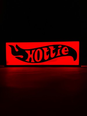 Domini Hottie - Rgb Led Işıklı 3 Boyutlu Tabela - 20 cm   x  7 cm   x  2 cm  (Bluetooth Kontrollü)