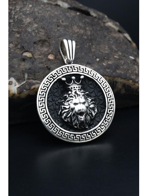 Prestige Gümüş 925 Ayar Gümüş Kolye Ucu Kral Taclı Aslan Figürlü Grek Desenli 901219
