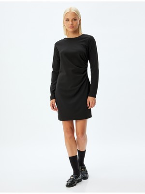 Koton Uzun Kollu Mini Elbise Drape Detaylı Yuvarlak Yaka Slim Fit Krep Scuba Kumaş