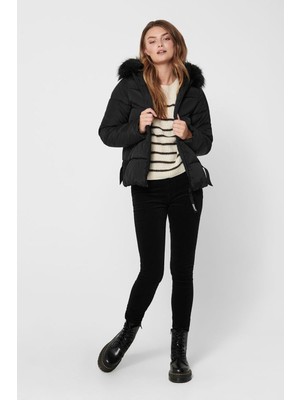 Kadın Only Onlmonica Siyah Kapüşonlu Şişme Mont (15205638-BLACK) 2024 Sonbahar-Kış Sezonu İçin Slim Fit