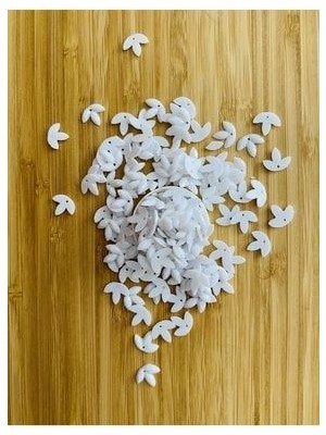 Üç Yapraklı Yonca. Oya, Abiye ve El Işleme Taş Pul. Beyaz.