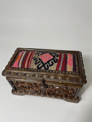 Sobe Hediyelik Ceviz Kilim El Dokuması Ön Tarafı Oyma Desenli Sandık