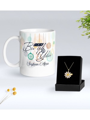 Bk Gift Kişiye Özel Isimli Yılbaşı Tasarımlı Beyaz Kupa Bardak ve Papatya Kolye Hediye Seti- 4, Sevgiliye Hediye, Yeni Yıl Hediyeleri